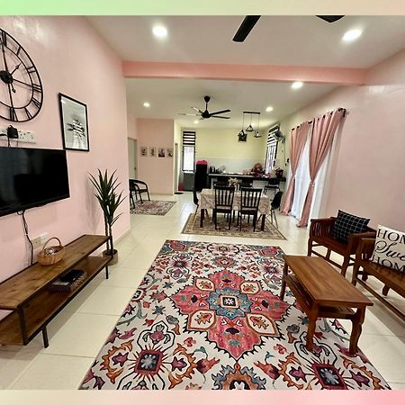 Cassaneyna Homestay Kuantan Exteriör bild